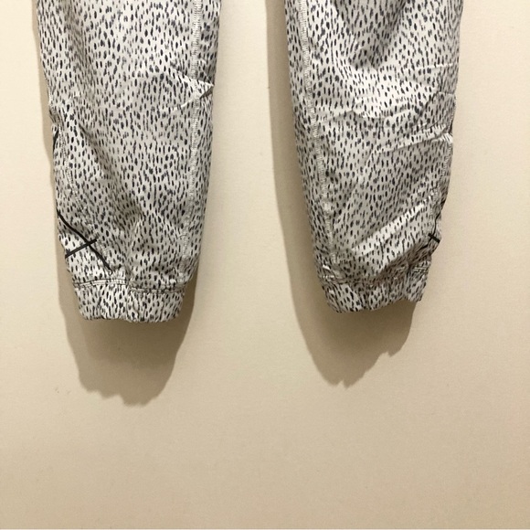Lululemon Trainer Track Pants Size 6 Grey Polka Dot Dottie Dash Lined - Picture 6 of 10